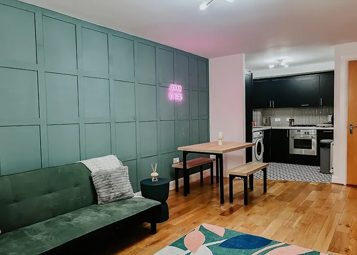 Whitehall Square Apartments- Queen\'S Quarters