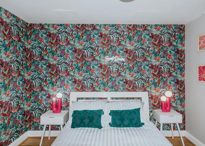 Whitehall Square Apartments- Queen\'S Quarters