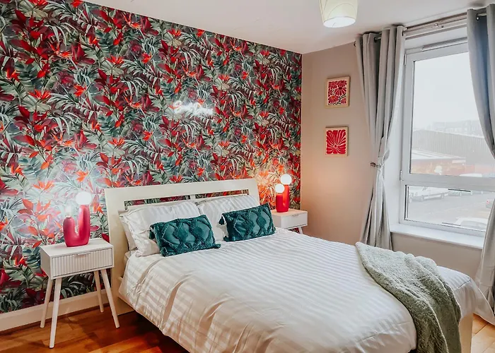 Whitehall Square Apartments- Queen\'S Quarters