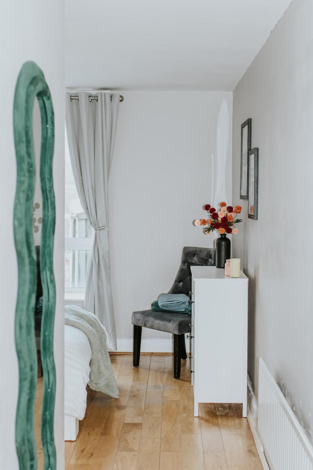 Whitehall Square Apartments- Queen's Quarters Apartment *